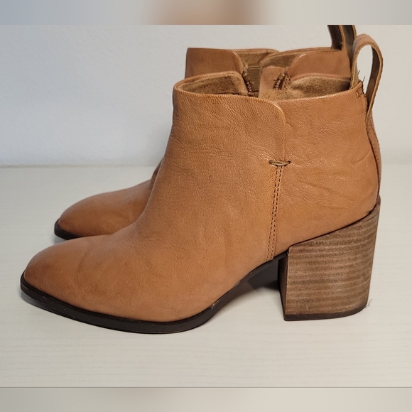 Vionic Lyssa Ankle Boot - Picture 4 of 11